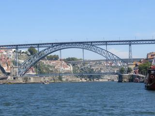 Architecture de 2 ponts différent (le pont Eiffel
et le pont moderne) à Porto (Portugal) traverse le fleuve Douro