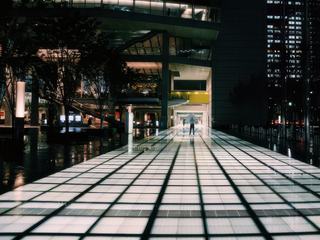 Allée lumineuse au milieu des gratte ciel à Tokyo. Magique.