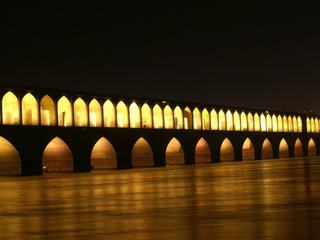 Le Si-o-Se Pol, le pont aux trente-trois arches à Ispahan en Iran.