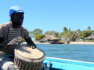 Janvier 2009 - Sénégal - Lors de nombreuses balades sur les bolongs du fleuve Casamance, notre piroguier "tabaco" nous régalait toujours avec les sons de son djembé.
Inoubliable !!