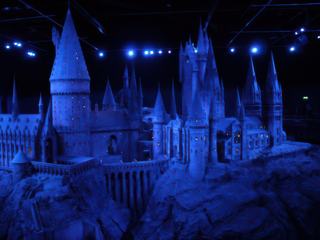 Warner Bros Studio Tour of London - The making of Harry Potter. 

Dans la proche banlieue de Londres, il est possible d'admirer une somptueuse maquette de la fameuse école de sorcellerie Poudlard ayant servi à la réalisation des premiers films "Harry Potter".