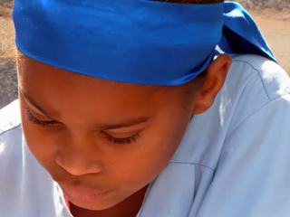 Sur l'île de Santo Antão, au Cap Vert, les enfants de le "petite école" (primaire) portent tous des blouses bleu ciel pour aller en classe. Cette jeune et charmante demoiselle s'était ce jour-là coiffée d'un bandeau assorti.