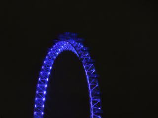 Le "London Eye" éclairé de nuit en lumière bleue.