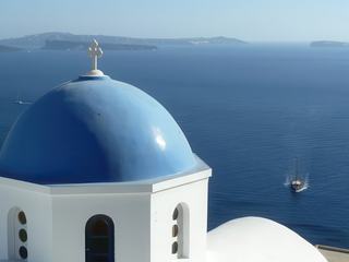 Bleu de la coupole de l'église, bleu de la Mer Egée, azur du ciel ...
Photo prise en septembre 2011 dans le charmant village d'Oia qui domine la caldeira de l'île de Santorin (Grèce). Un de mes plus beaux souvenirs de voyage !