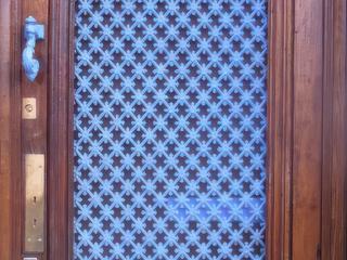A l'occasion d'une traversée de Bordeaux pour gagner l'océan, une simple porte en bleu de Bordeaux