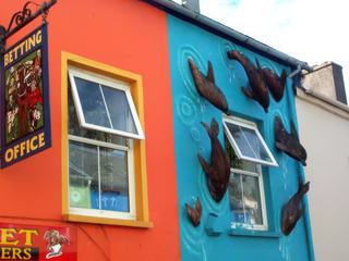 Dans une rue de Dingle, en Irlande.