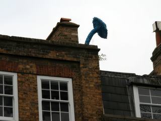 A Londres, dans le quartier de Brick Lane fleurissent les champignons dans des endroits plus incongrus les uns que les autres ...