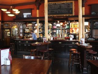 Le calme avant la tempête dans ce pub de Londres (The Roundhouse, quartier de Covent Garden)