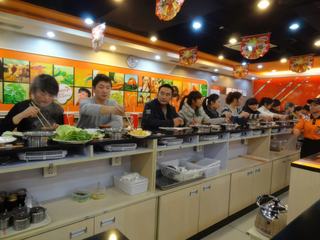 Photo +/- volée dans un "fast_food" de fondue chinoise au centre de Pékin, Chine. Ce n'est surement pas la photo la plus réussie de ce mois mais je trouve qu'elle reflète bien l'ambiance actuelle des grandes villes chinoises...