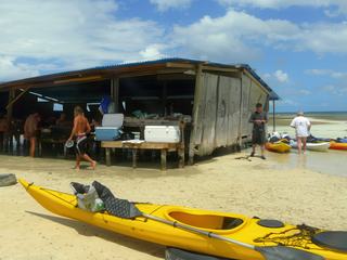 Excuser mon retard, mais j'ai une excuse...de voyage !
Guadeloupe - réserve du Grand Cul de Sac Marin - après une matinée en canoë à la découverte de l'écosystème et de la mangrove, pose déjeuner sur l'Ilet Labiche. Ti'punch planteur barbecue poisson et bien sur ananas et bananes flambées au menu.
Ce n'était pas de trop pour reprendre des forces car il restait 7 ou 8 kms a faire l'après-midi.