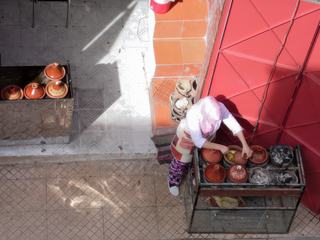 Préparation des tajines.
Petit resto situé dans une ruelle.
ville de Salé - Maroc