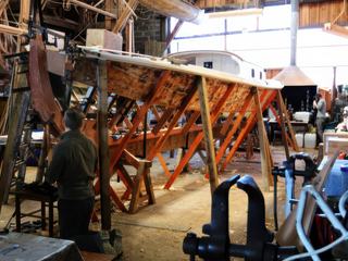 Ce thème me permet d'adresser un "coucou-souvenir" à mon gd-père maternel qui a travaillé dans ce chantier naval (Bossuet) toute sa vie. A l'époque on ne travaillait que le bois. Le bois est un materiau vivant. "CHARPENTIER DE MARINE" c'est résumé l'exercice d'un art qui implique: savoir imaginer, dessiner des gabarits, être géomètre, façonner, ajuster, assembler, peindre et vernir. Cette photo illustre le chantier (atelier) dans son quotidien. Ici la reconstruction d'une "pinasse" très âgée. On voit le squelette, ses couples, ses bordées, membrures et varangues, l'étambot, l'étrave... Question bois, il faut tenir compte de la dureté, souplesse, élasticité des essences : Acajou, azobé, niangon (Afrique) teck (Asie) palissandre, bois de rose (Madagascar). Ces bois ont des "veines", des couleurs, des odeurs différentes. Dans quelques semaines, rénovée, cette "pinasse", fleuron du Bassin d'Arcachon, naviguera et offrira à tous, beauté et aisance sur les flots.