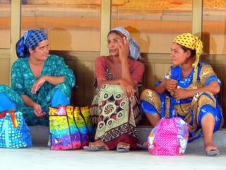 Marché de Boukhara : papotages et... bariolages, jusqu'au bout des sacs. Je raffole des tenues des femmes d'Asie centrale, avec leurs mélanges de motifs que je ne parviendrais pas à reproduire sur moi, même en m'appliquant beaucoup. Photo pas très, très nette, je sais... C'est juste pour un peu de présence humaine sur ce thème qui l'a un peu évitée jusqu'à maintenant.