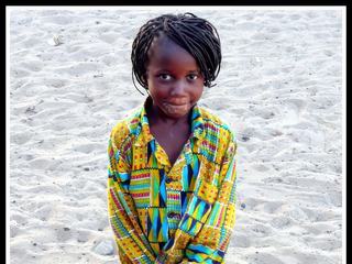 2009 - Village d'Elinkine - Casamance Sénégal.
Une petite fille vêtue de son costume aux couleurs typiquement africaines