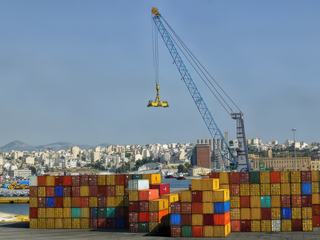 Dans le port du Pirée près d’Athènes en Grèce, les dockers ne jouent avec des Rubik’s Cube géants …Non, ils déchargent des containers,
Qui l'eût grue?
