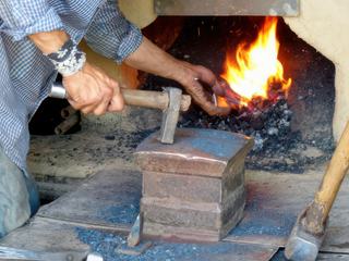 Comment à partir de la matière brute nait un objet utilisable, grâce à ces mains de génie qui font du dur métal une œuvre d’art… Les couteaux, vous en avez quelques-uns dans votre maison, vous les utilisez peut-être sans avoir réfléchi comment ils ont été fabriqués ? Au Tadjikistan, les maîtres les forgent dans leurs petits ateliers dotés d'un four. On peut s’attarder un long moment, fasciné, à contempler leur travail : sorte de ballet de précision, interprété à mains nues par l’artisan habile qui se joue de la puissance du feu face à la matière. Une tradition qui, dans ces contrées, remonte à l’époque où il fallait fabriquer des lames, des armes, pour la conquête et se défendre.