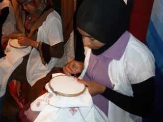 Dans les environs de Ouarzazate (Maroc), nous avons visité un atelier de tissage et broderies.
Ces jeunes filles étaient très concentrées sur leur broderie au point de croix et n'avaient pas le droit de nous répondre lorsque nous leur parlions.