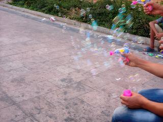 Ce sont des enfants qui vendent des jouets à l'avenue Hassan II,
Rabat - Maroc