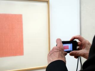 Voyages et visites de musée vont souvent de pair. Les selfies (avec perche) étant désormais interdites, il faut se contenter de photographier les tableaux. La photo a été faite au cours d'un tout petit voyage à l'occasion de l'ouverture d'une exposition au Centre Beaubourg (Paris) :
Exposition Gottfried Honegge