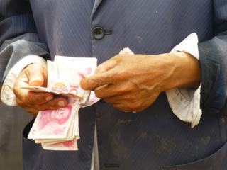Vous vous souvenez de la légende de ma proposition sur "Bar, taverne, resto ou gargote du bout du monde... ou ailleurs !!
Je vous avais décrit l'ambiance qui règne sur le marché de Kashgar en Chine, réputé le plus gros marché de bétail d'Asie centrale.
Pour ouvrir ce concours du mois, je vous présente « les mains en action » d'un « éleveur négociant » venu vendre quelques bêtes.
Quelle dextérité pour manipuler ces yuans!