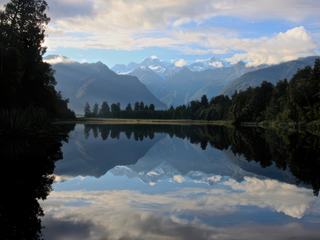 Nouvelle Zélande: Lac Matheson ou Lac Miroir à Fox Glacier, avec vue sur le Mt Cook (plus haut sommet du pays)