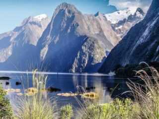 Un des hauts lieux touristiques de Nouvelle-Zélande, le fiord Milford Sound est situé au sud-ouest de l'île du sud sur la mer de Tasman. Difficile d'accès il mérite le détour. Les parois qui l'encadrent atteignent par endroit 1400m de haut. Les trombes d'eau très fréquentes font déferler de nombreuses cascades le long des parois. Lors des sorties en bateau il n'est pas rare d'apercevoir, dauphins, otaries et parfois des baleines. 
Le parc national de Tasman dans lequel se situe le fiord Milford Sound est inscrit au patrimoine mondial de l'Unesco.
En 2002 ce fiord a été l'un des sites de tournage de la trilogie
"Le Seigneur des Anneaux"