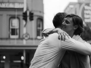 Si tous les hommes du monde voulaient... se serrer dans les bras. Photo prise dans les rues d'Auckland.
Ici en Nouvelle Zélande (et dans de nombreux autres pays) c'est la façon de dire bonjour ou au revoir. Et j'avoue que ça va me manquer de retour en France de ne pas avoir un chouette petit câlin à chaque fois que je vois mes amis...
L'air de rien c'est toujours quelque chose qui fait du bien un câlin :)