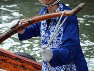 Si tous les hommes voulaient laisser leur femme mener la barque … le monde serait ( sans doute) plus pacifique !!! Petit village de Tongli - Chine 2015 .