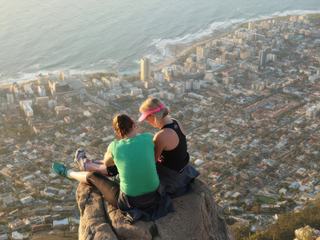 Vue à couper le souffle sur Cape Town (Afrique du Sud) depuis Lion's Head . Et à cette altitude, je peux vous dire que le vent souffle.