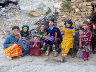 Pose… de groupe, pour ces « nomades » comme on les appelle au Tadjikistan. Ils vivent de leurs troupeaux, dans les vallées en hiver, en altitude à la période estivale. Ils voient si peu de monde, encore moins des étrangers, que lorsque vous passez par leurs hameaux faits de simples cabanes de pierre et de bois, c’est l’attroupement général et pour vous OBLIGATOIREMENT la pause « yaourt maison » (un peu aigre) et encore mieux la crème du lait séchée en fines galettes dentelées (un peu… « rance » ma foi). C’est spécial. Et on ne peut pas échapper à faire une photo comme celle-ci, ne serait-ce que pour la leur montrer. Un pays cher à mon cœur, je peux difficilement m’empêcher d’y retourner au travers des différents thèmes du concours. Merci Fou de !