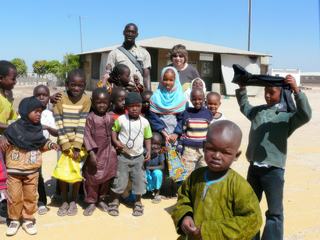 Des enfants du village d'Elinkine en Casamance (Sénégal) avec Mass le "Grand cousin"