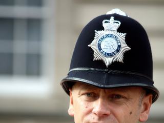Coiffure traditionnelle et caractéristique des officiers de police de Londres.