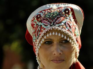 Une photo faite à Rostov-le-Grand (Russie) ... Elle est sans prétention ... Je reste "bloquée lorsque je prends des personnes en photo depuis avoir reçu des refus de personnes ... Et comme je les comprends ! Donc la plupart sont de dos depuis lors ... J'ai longtemps hésité entre plusieurs photos faites au Kossovo (1973 et en Albanie 1967) qui sont scannées mais ne sont pas "présentables" au point de vue technique ... Voilà, ne voulant pas vous "laisser tomber" Je vous présente celle-ci  Merci pour votre indulgence et pour vos critiques CONSTRUCTIVES