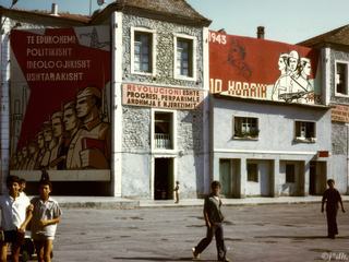 Cette diapositive (scannée) faite (du bus) lors de mon voyage en 1973 en Albanie.  Je suis bien consciente de sa médiocrité en tant que qualité photographique, mais je voulais vous montrer "l'ambiance" de propagande qu'il y avait tant dans le Nord que dans le Sud de ce pays (une 1ère fois, visité en 1967).
