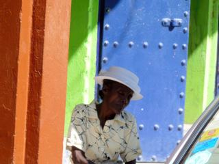 Vieille dame en Jamaïque à l'heure de la sieste
