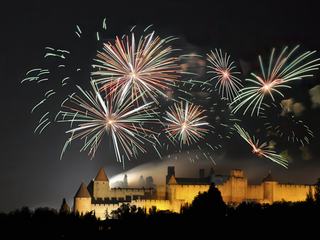 Feu d'artifice dans la Cité de Carcassonne le 14 juillet. Et pour commencer la nouvelle année je pars pour un autre voyage "flamboyant" sous les feux des Caraïbes jusqu'à la fin du mois. Au mois prochain!