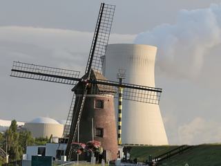 A 1 km de la frontière Belgique-Pays-Bas, et sur les berges de l'Escaut, la double centrale nucléaire de Doel, au Nord du port d'Anvers, contraste avec un authentique moulin a vent datant de 1612 (en bois a l'époque) et rénové (en dur) en 1838 après un incendie. Le dernier blé y fut moulu en 1927. Durant les nombreuses occupations du pays par différentes armées (Espagnoles, Françaises, Néerlandaises, Allemandes) il fit office de poste d'observation (trafic maritime) sur le fleuve, large de 600 mètres a cet endroit. Actuellement il est transformé en musée de la meunerie.