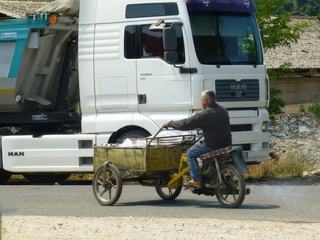 Albanie 2015. Quand deux mondes se rencontrent sur la route ! Vous ne percevez pas de contrastes ?
L' un transporte sa cargaison derrière lui et l'autre devant lui... 
Mais pas seulement...