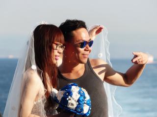 En mer, au large d'Athènes :  répétition photo d'un mariage "délocalisé" qui se dirigeait vers Santorin, devenue depuis quelque temps île nuptiale à grand renfort de promotion touristique pour les asiatiques. Ouf, je m'arrêtais avant, à Amorgos, beaucoup plus calme ma foi... Néanmoins, ils étaient mignons et avaient l'air de bien s'amuser. J'ai été très étonnée de voir que seules les dames et demoiselles de la gente assemblée avaient revêtu leurs tenues de cérémonies, mais pas les messieurs, curieux non ? Voici les mariés, version paparazzi (pas fait d'autres photos, je n'étais pas invitée !). Vous admirerez le bouquet "champignon", on en mangerait !