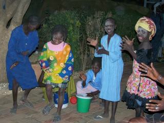 Pour participer et un peu en marge du thème.
Nianing Sénégal janvier 2008 : La fête du Tajabone. Le Tajabone est une fête musulmane qui est l’ équivalent de Halloween, fêtée le 10ème jour du nouvel an musulman. Au Sénégal, cette fête est adaptée à la culture Africaine. Après avoir mangé du couscous traditionnel Sénégalais, les garçons se déguisent en filles et vice-versa. On se met alors en groupe d’amis, le tam-tam en bandoulière pour aller chercher des étrennes de maison en maison, faire le clown, danser. Ici les quelques vacanciers du campement donnèrent gâteaux, confiseries et bien évidemment une mesure de semoule !
