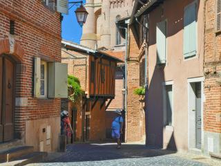 Voyage au Sud de la France: ruelle dans le vieil Albi, dominée par sa célèbre cathédrale.