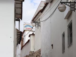 Vielle femme circulant dans une ruelle de Cuzco au Pérou.