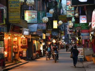 En direct de Thamel, où piétons, motos et voitures se partagent les petites ruelles dans le bruit des klaxonnes et la poussière de Katmandou.
