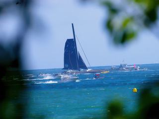 J'assiste à l'impressionnante arrivée de la Route du Rhum. Grand vainqueur : Loïc Peyron. Bas-du-Fort, Gosier (Guadeloupe), le 10 novembre 2014.
