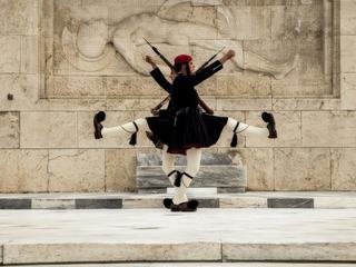 Cérémonial de la relève de la garde présidentielle devant le parlement et le soldat inconnu. Athène, Grèce.
Et petit clin d'oeil à la photo de globephil du concours kitch du mois dernier.