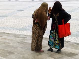 En pays Ouïgour. Kashgar en Chine...
Quand deux copines se rencontrent, de quoi parlent-elles? 
De chiffons bien sûr!