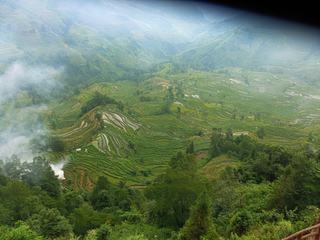 La brume matinale se dissipe peu à peu, alors que le soleil se lève à peine sur les rizières en terrasse, situées autour du village de Yuanyang. (Province du Yunnan en Chine)
Les habitants appartiennent aux minorités Hani et Yi.