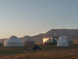 La nuit a été fraîche dans notre petite tente plantée au milieu d'un campement d'éleveurs au Lac Song Kol au Kirghizistan à plus de 3100 mètres d'altitude.
Ce matin une envie pressante me jette dehors dans la froidure matinale.
J'assiste alors au lever du soleil sur ces hauts plateaux où paissent à la belle saison, des troupeaux de chevaux.