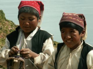 Jeunes garçons sur l’ile de Taquilé sur les bords du lac TITICACA au Pérou .