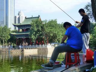 Malgré le gigantisme des villes en Chine, les chinois se réservent toujours des espaces aménagées où la nature reste bien présente.
Véritables poumons des villes, ces lieux sont propices à la détente.
On y danse, on fait du sport, on pic nique, on pêche et on se ressource à quelques mètres des gratte-ciel.